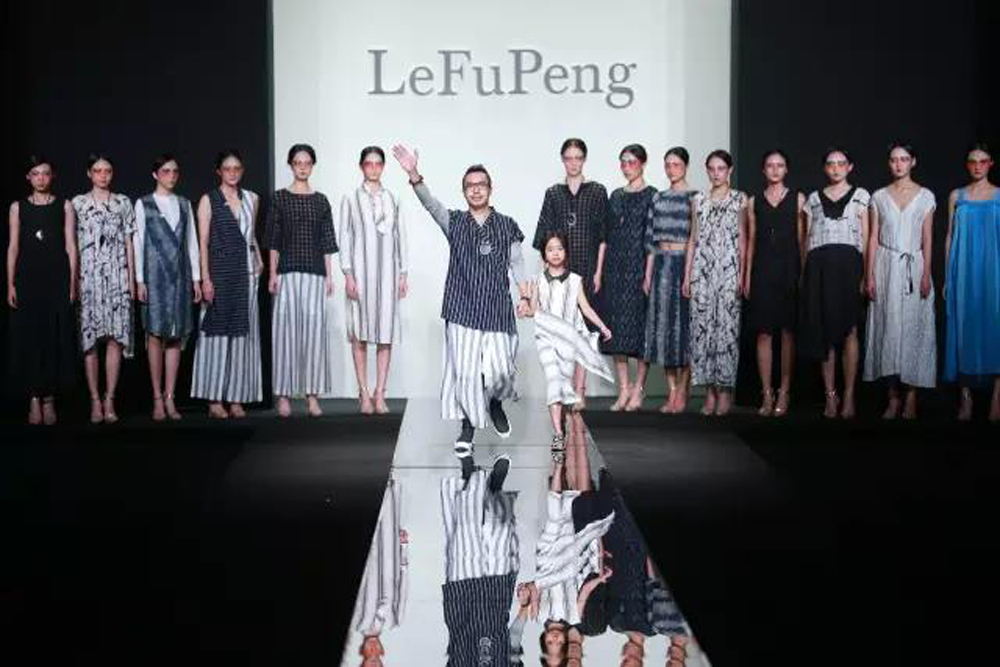 原创设计师时装周 有爱有故事  LeFuPeng·“都会·禅心之返璞归真”时尚盛宴